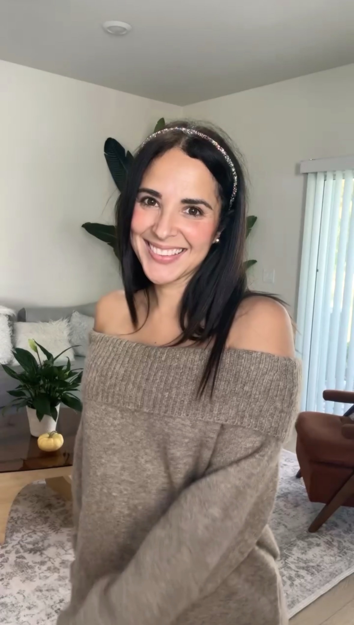 Caro Manzano sonriendo en su sala