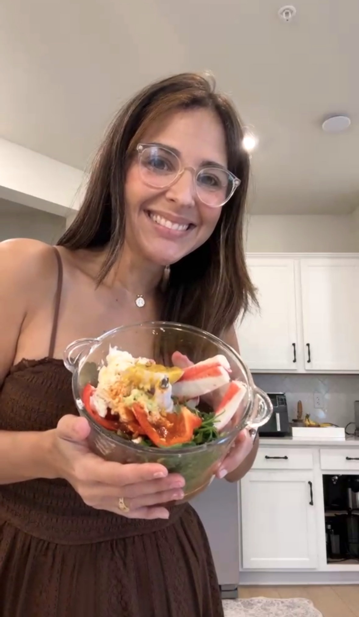 Caro Manzano en su cocina con un plato fresco