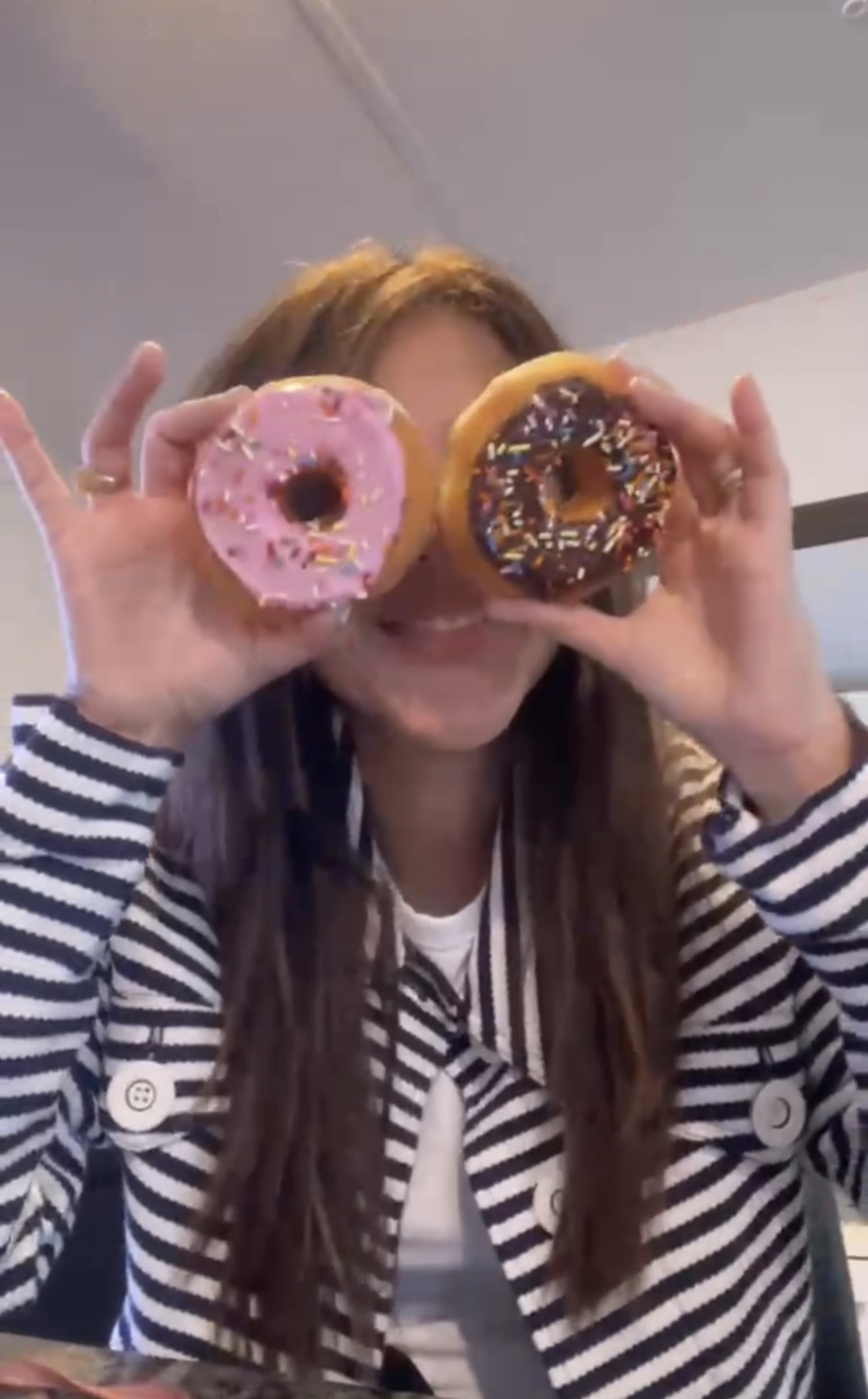 Juego divertido con donas en familia
