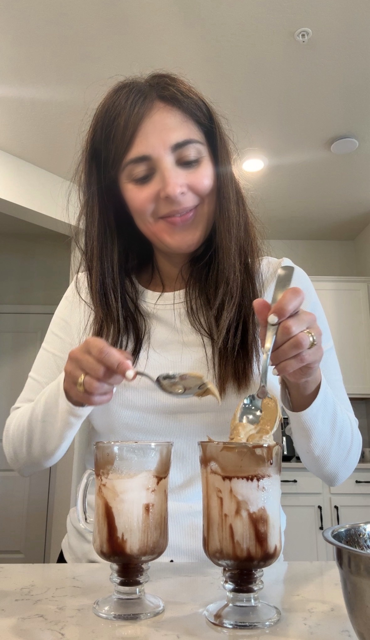 Caro con su espumador en la cocina