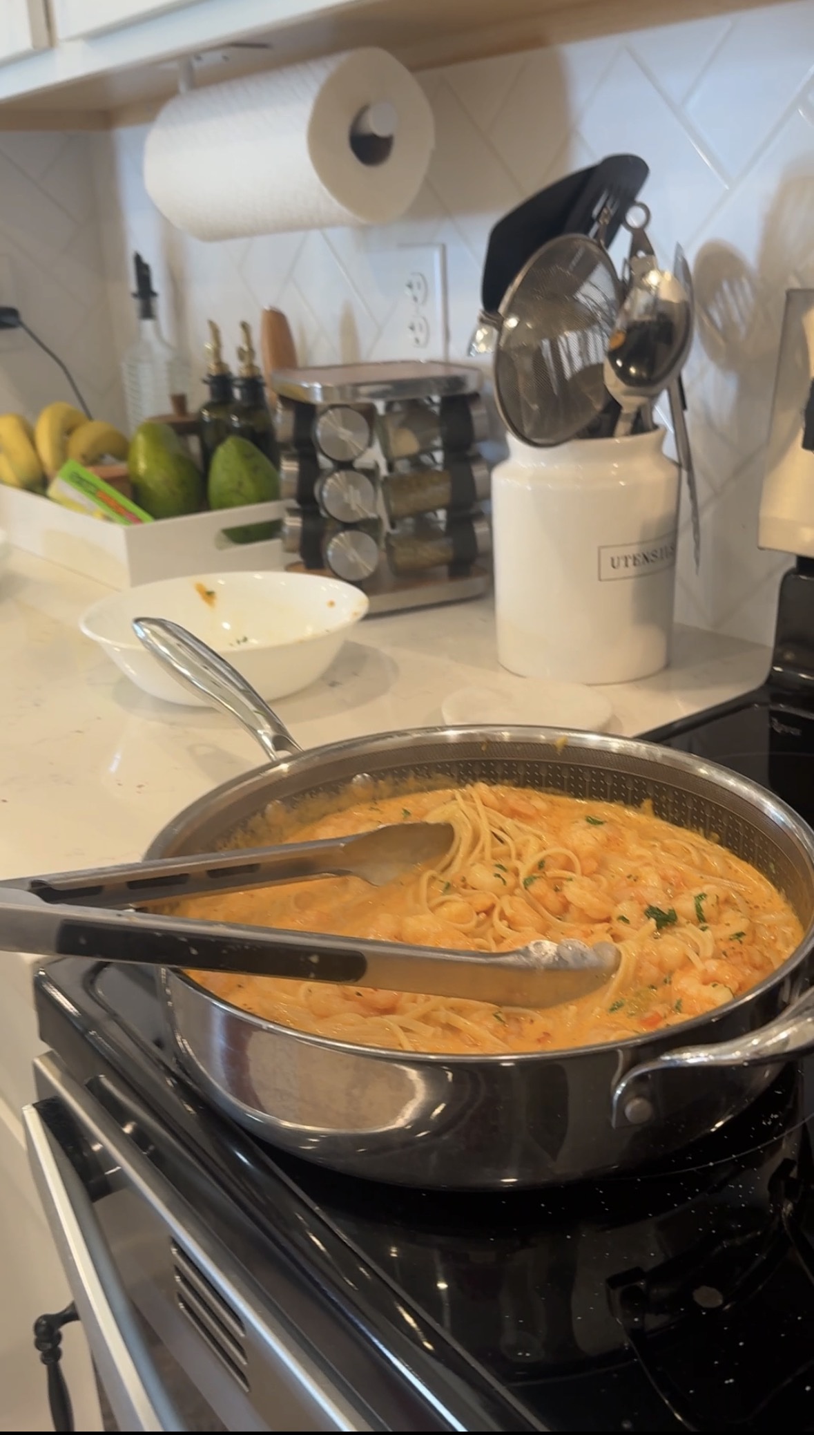 Pasta cremosa con camarones lista para servir